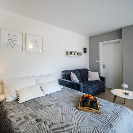 Tomy Apartman *