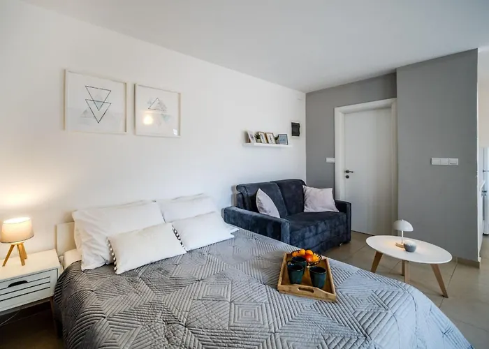 Tomy Apartman *