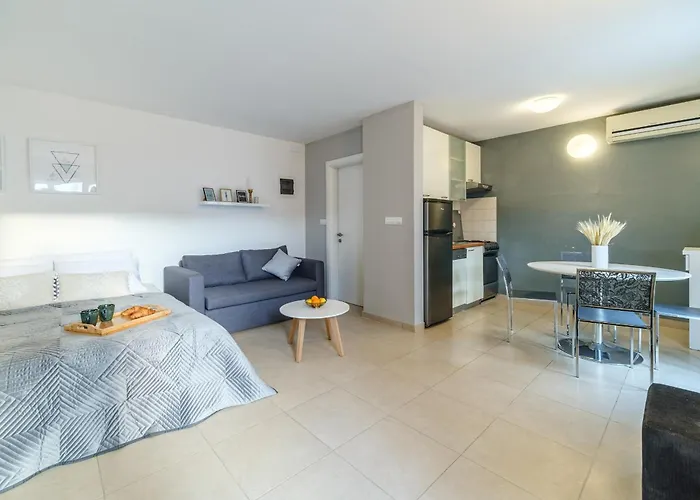 Tomy Apartman *