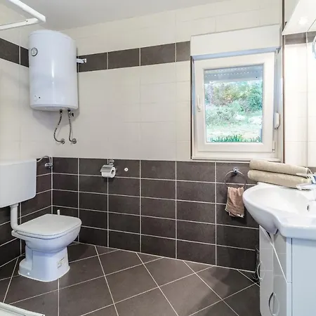 Tomy Apartman Sutivan